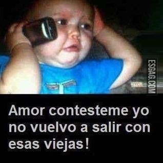 Bebé desesperado dando explicaciones
