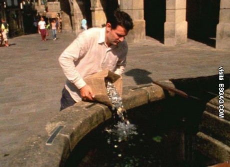 Lo de la moneda en la fuente es simbólico, no literal