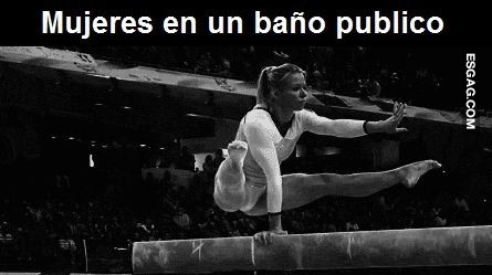 Mujeres en un baño público
