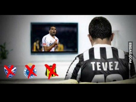 Tevez mirando la final de la Copa Libertadores