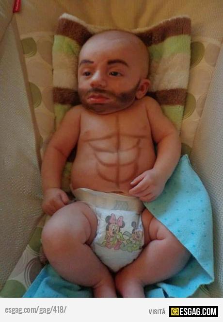 Un papa aburrido con su bebe es capaz de cualquier cosa