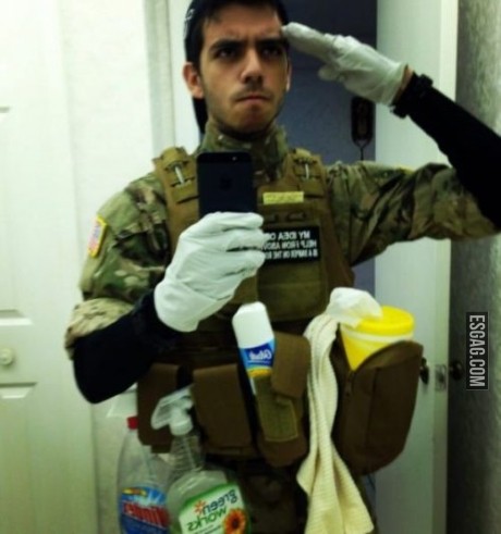 El soldado de la limpieza reportandose