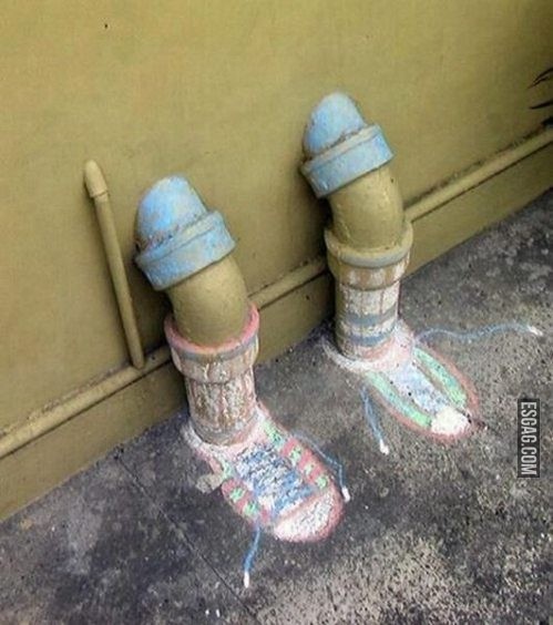 Arte callejero con dos caños de agua, brillante!
