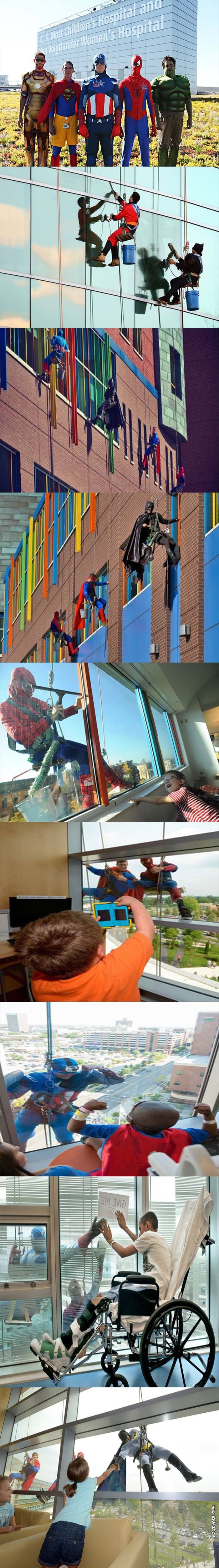 La gente que limpia los vidrios se disfraza de superhéroe en un hospital de niños