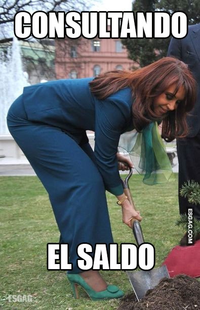CFK consultando el saldo en el banco