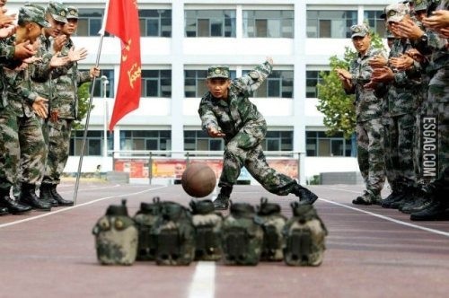 Jugando al bowling en el ejercito