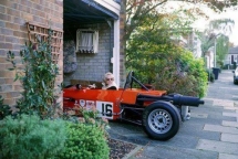 Mi abuela sacando el auto del garage