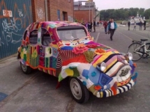 Este auto seguro lo tejió alguna abuela